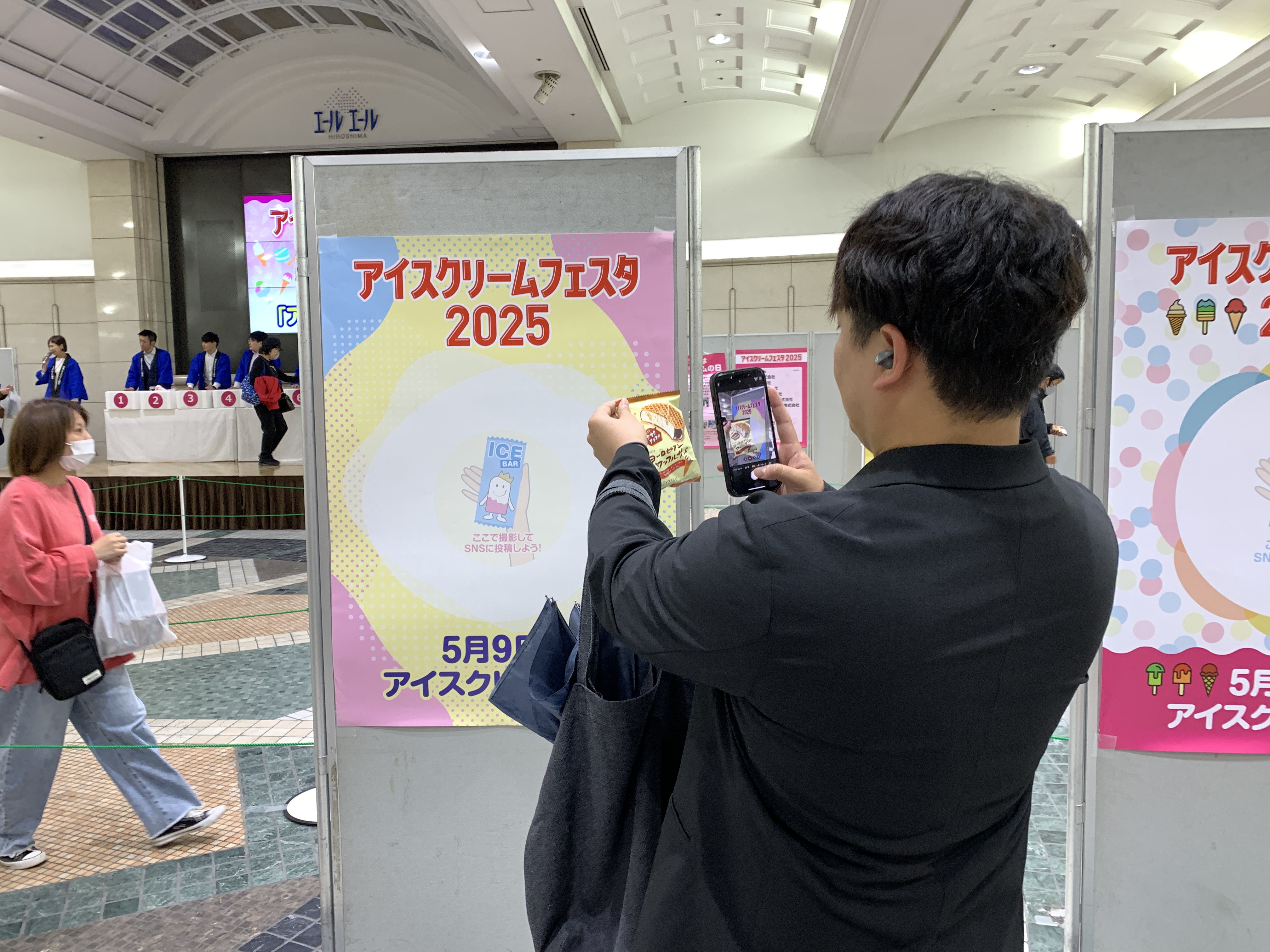 抽選くじなど楽しめるイベントも。アイスを受け取った方には記念撮影ができるようにパネルを用意。たくさんの方がアイスの写真を撮ってくれました。 
