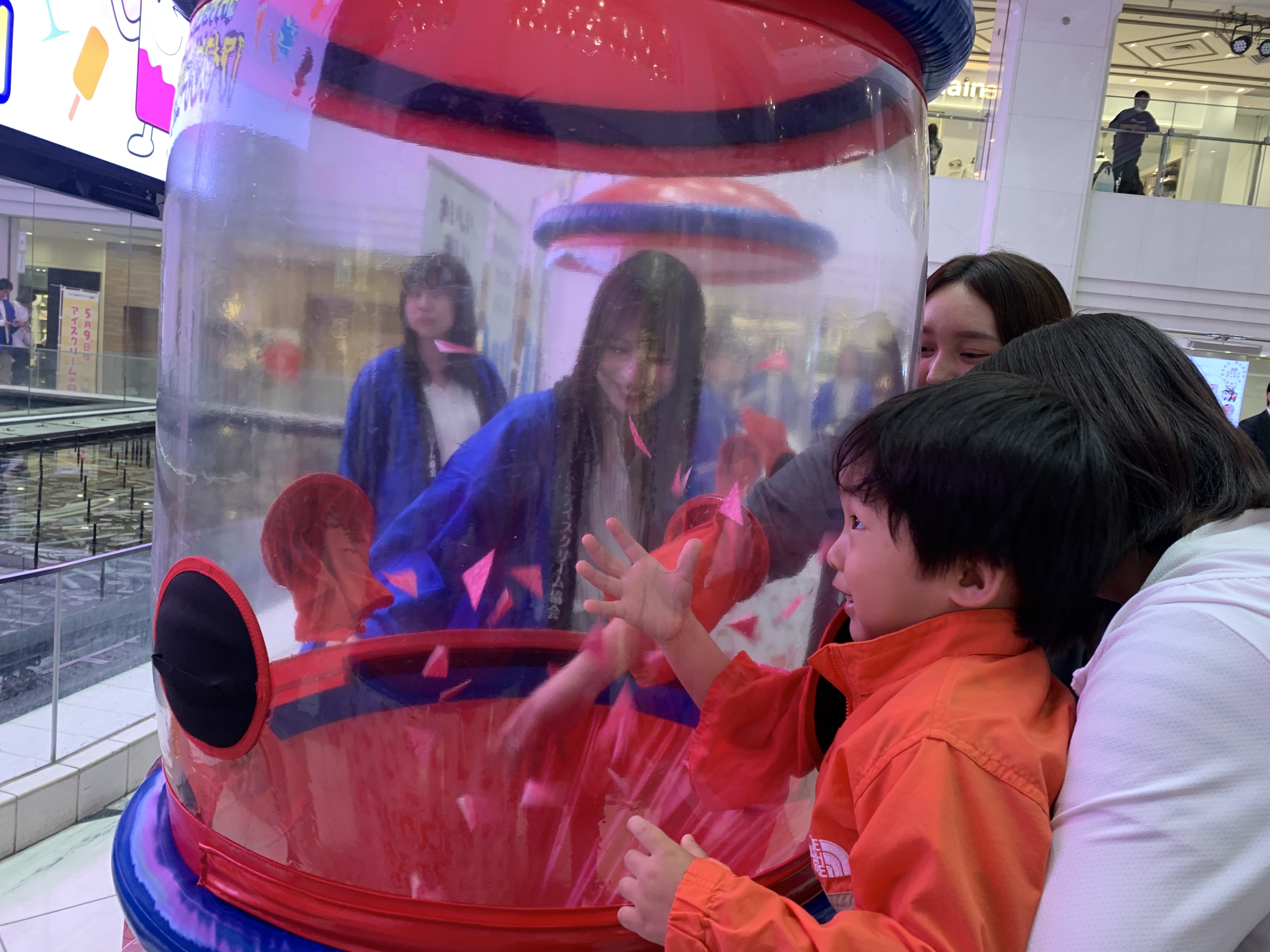 抽選くじなど楽しめるイベントも。アイスを受け取った方には記念撮影ができるようにパネルを用意。たくさんの方がアイスの写真を撮ってくれました。 