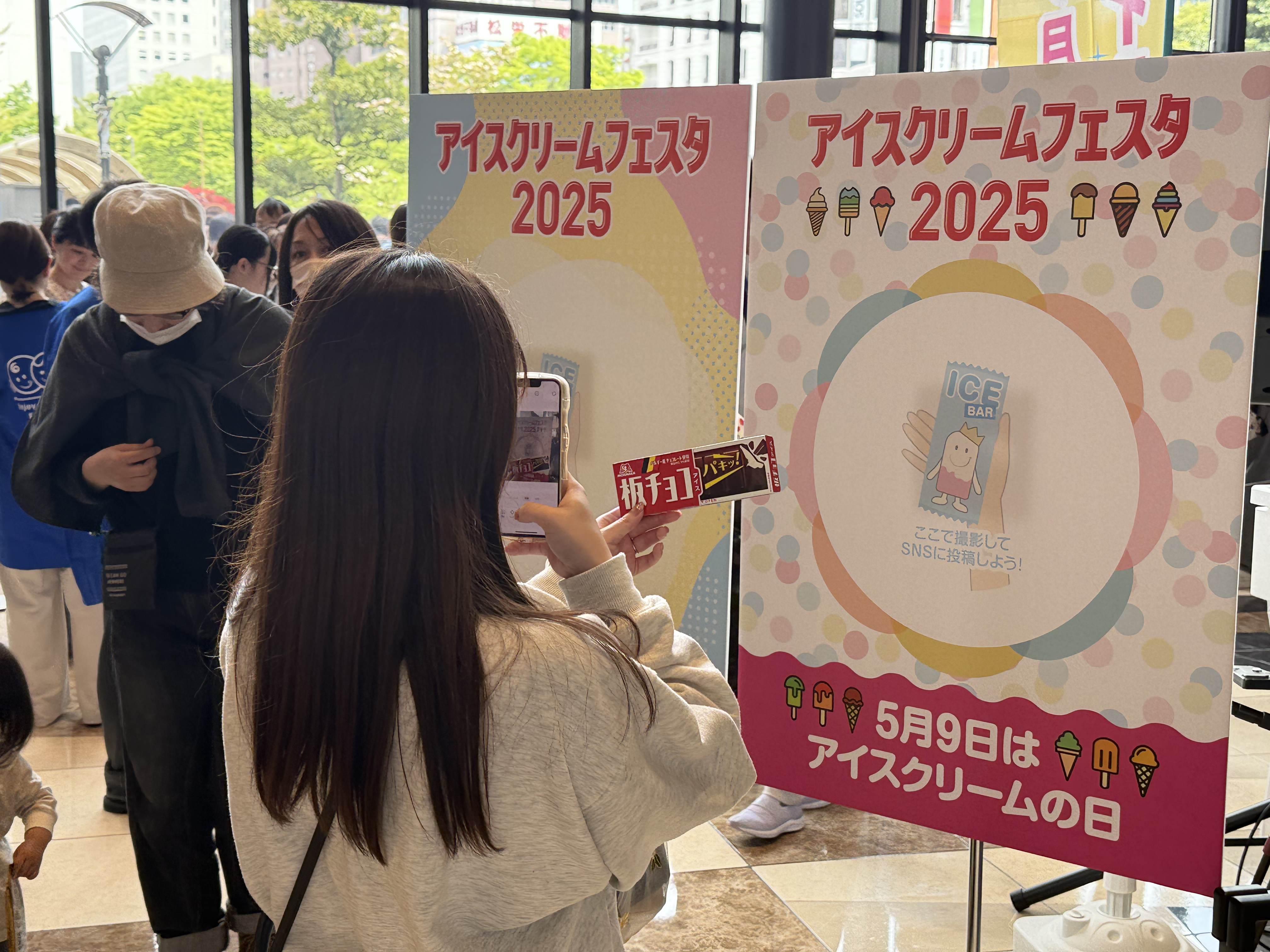 抽選くじなど楽しめるイベントも。アイスを受け取った方には記念撮影ができるようにパネルを用意。たくさんの方がアイスの写真を撮ってくれました。 