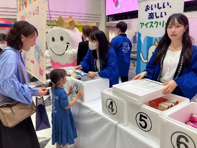 アイスクリーム王子が来場者の皆様をお出迎えし、会場にはたくさんの笑顔が広がりました。