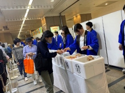 どのアイスクリームが当たるか分からないワクワク感を、多くのお客様に楽しんでいただきました。